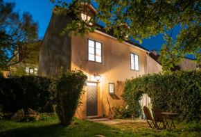 Enchanting 4 Bdr Villa close to Medieval cathedral Visby